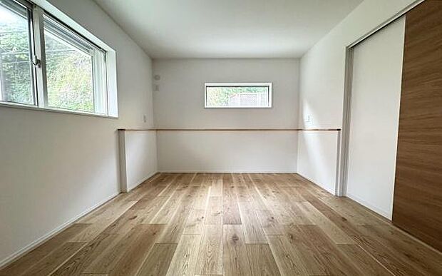 《洋室》 ■机とべットを入れても十分な広さ。お子様の勉強部屋に。