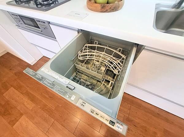 《食器洗い乾燥機》■食事後もゆっくり過ごせる食器洗い乾燥機を設置。手洗いよりもキレイに洗え、節水にもなります。