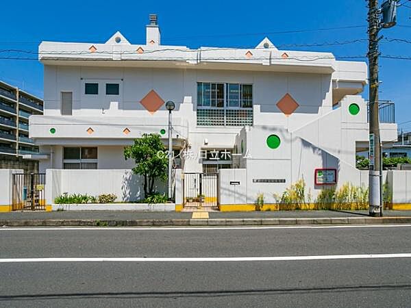 芦穂崎保育園まで504m、可愛らしい園舎。お天気の良い日は、陽当りの良い園庭から子供たちの楽し気な声が聞こえてきます。