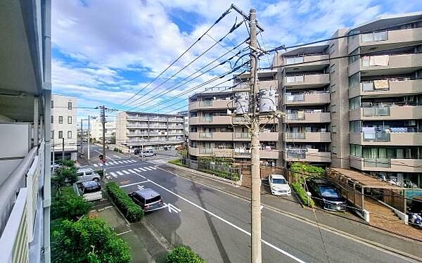 《眺望》　■目の前には気持ちの良い青空が広がります。開放的で開けた空間が望めます。