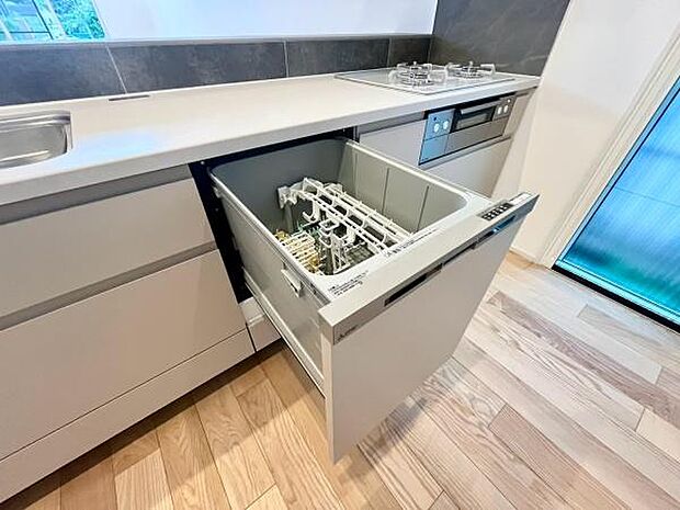 《食器洗い乾燥機》■食事後もゆっくり過ごせる食器洗い乾燥機を設置。手洗いよりもキレイに洗え、節水にもなります。