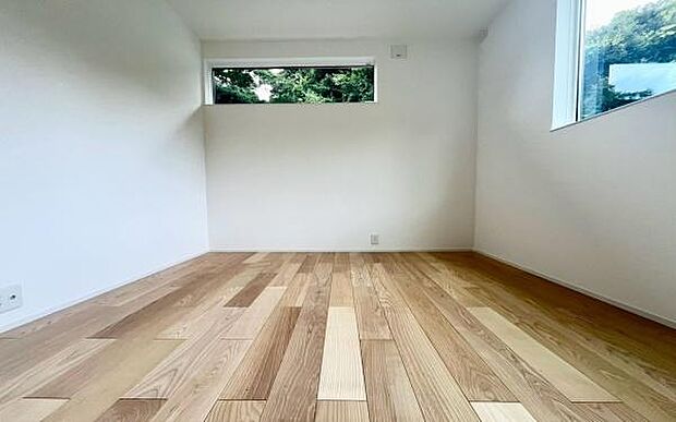 《洋室》 ■机とべットを入れても十分な広さ。お子様の勉強部屋に。