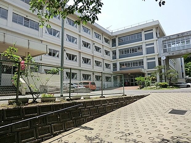 鎌倉市立御成中学校まで1906m