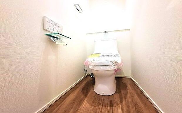 《トイレ》 ■快適な使用感が人気の温水洗浄脱臭暖房機能を搭載。しかも汚れがつきにくく落ちやすい、洗浄力に優れた洗浄機能付トイレ。