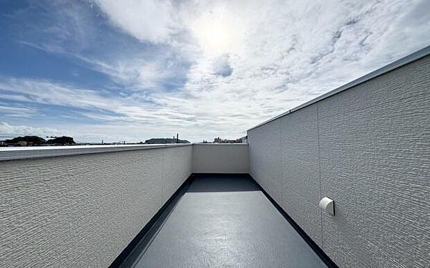 《バルコニー》 ■「青い空」と「白い雲」、「気分が晴れる場所」がここにあります。