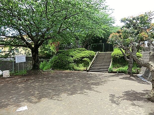 腰越さる公園まで743m、可愛いサルの石像が待ってます。公園の設備には水飲み・手洗い場があります。遊び場にはブランコがあります。