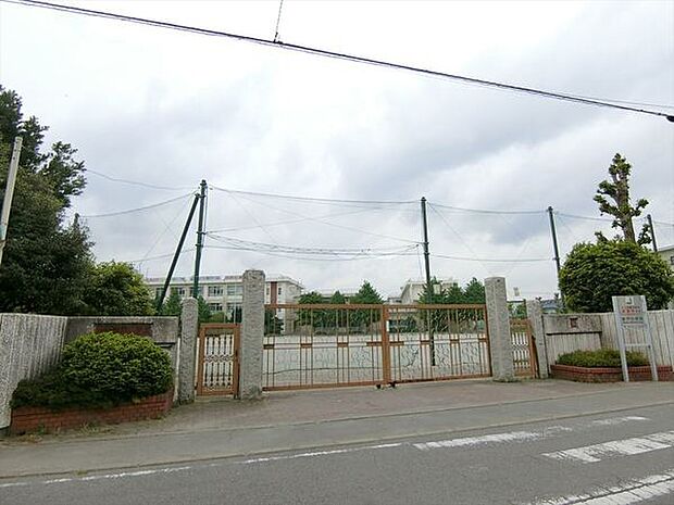 川崎市立登戸小学校まで820m