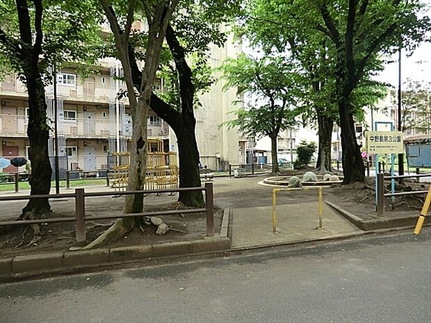 中野島第三公園まで1632m、3方を道路に囲まれた、新しい市営住宅の横の公園。 砂場の中に亀の石像がある。 春は桜の開花、夏は木陰が涼しい