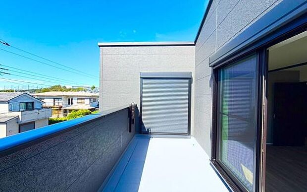 《バルコニー》　■さわやかな風が通り暖かい光がふりそそぐバルコニー