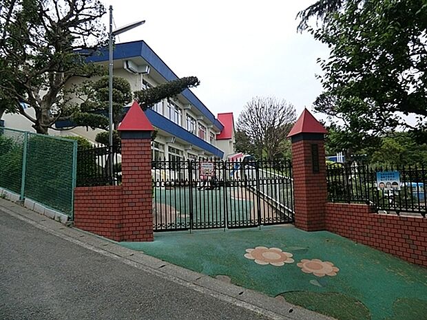 今宿幼稚園まで281m、市立今宿小学校・中学校の東側に隣接。豊かな緑、四季折々の花に囲まれた広い園庭。