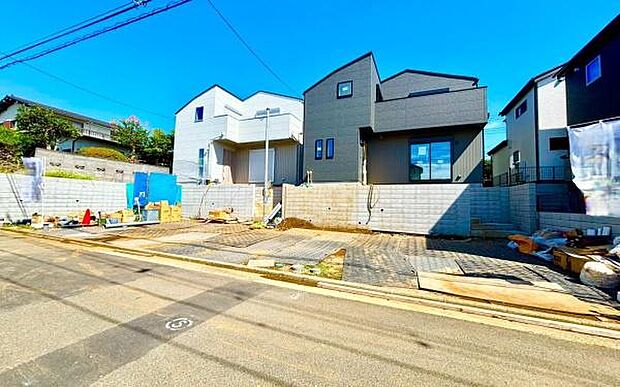 前面道路は幅員4mとれており、道路と敷地はフラットな開放感のあるロケーションです。