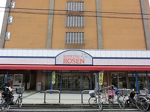 相鉄ローゼン塚越店まで225m、広い店内は、所狭しと商品が陳列してあります。お目当てのモノもきっと見つかる宝探し。ゆっくりお買い物を楽しめます。