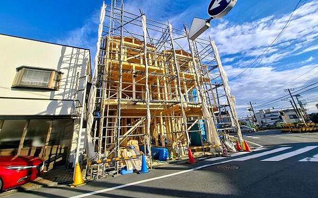 前面道路7.6ｍ以上で、道路と敷地はフラットな開放感のあるロケーションです。