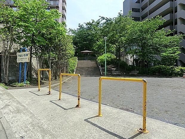 下作延北ノ谷公園まで599m、住宅街の十分な広さの公園です。遊び場には砂場・ブランコ・すべり台・鉄棒・シーソーがあります。