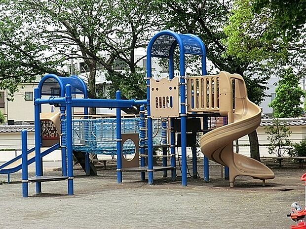大島第四公園まで411m、住宅街の十分な広さの公園です。ブランコ・滑り台などの遊具があり、ベビーカーで入れますので、小さなお子様も楽しめます。
