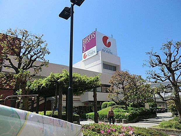 港南台バーズまで1418m、1階にはそうてつローゼンが賑わい、ユニクロ、GU、無印良品、赤ちゃん本舗、ノジマ電気他セレクトショップも多数展開してます