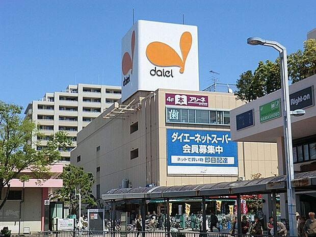 イオンフードスタイル港南台まで1437m、食料品フロア、フードコート・日用品フロア、ファッションとライフスタイルのフロアの他家電などの専門店も入っています。