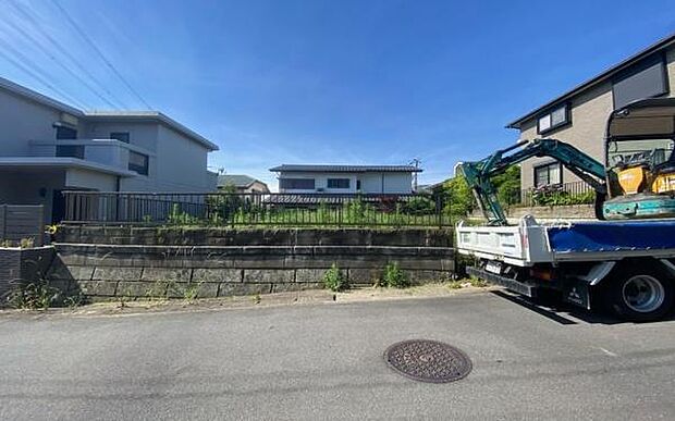 敷地前面道路中央からの写真