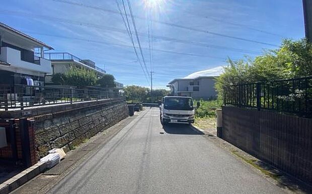 敷地前面道路西側からの写真
