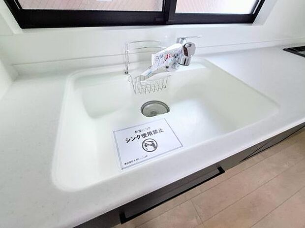 《キッチン》 ■人工大理石製シンク。幅と奥行きがありますので、食器洗時のストレスも減りそうです。