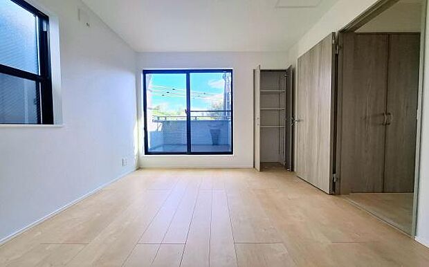 《寝室》 ■心地よい眠りへといざなうしっとりと落ち着いた雰囲気の寝室。