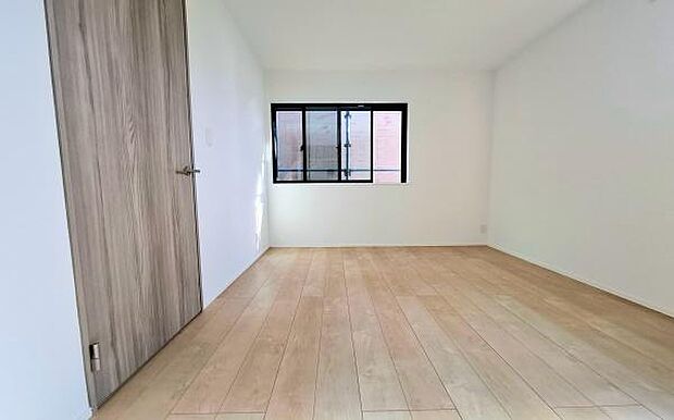 《洋室》 ■机とべットを入れても十分な広さ。お子様の勉強部屋に。