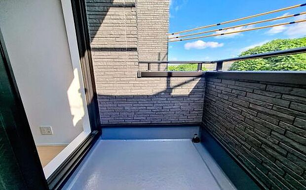 《バルコニー》 ■「青い空」と「白い雲」、「気分が晴れる場所」がここにあります。