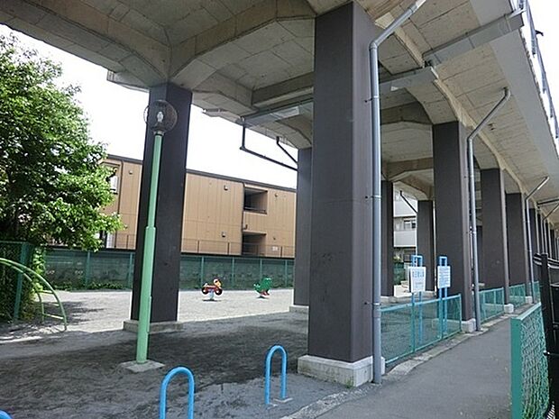 京王菅公園まで455m、住宅街の比較的広めな公園です。見通しの良い高架下の公園。スプリング遊具もあり、小さなお子さんも遊べます。