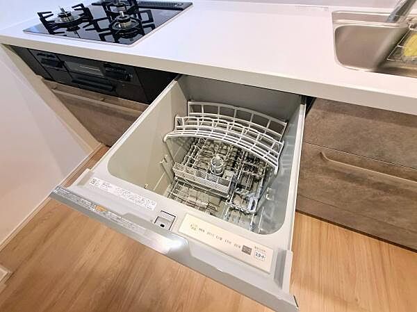 《食器洗い乾燥機》■食事後もゆっくり過ごせる食器洗い乾燥機を設置。手洗いよりもキレイに洗え、節水にもなります。