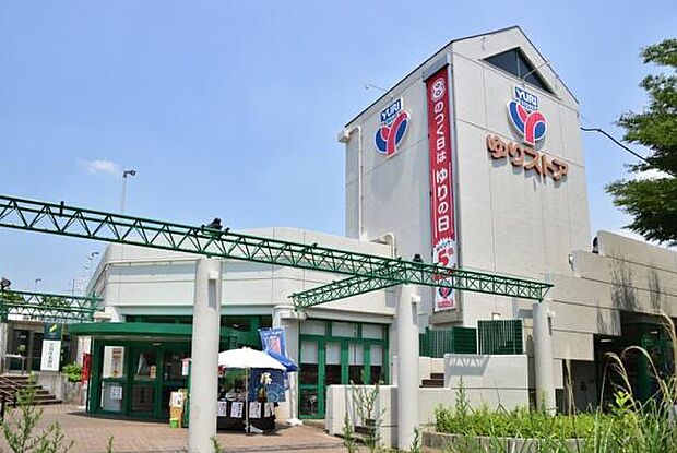 ゆりストア星ヶ丘店まで549m、馬場3丁目バス停すぐ。広い公園が隣接していて店内も広くきれい。ドラックストアもあり、品ぞろえが良い。