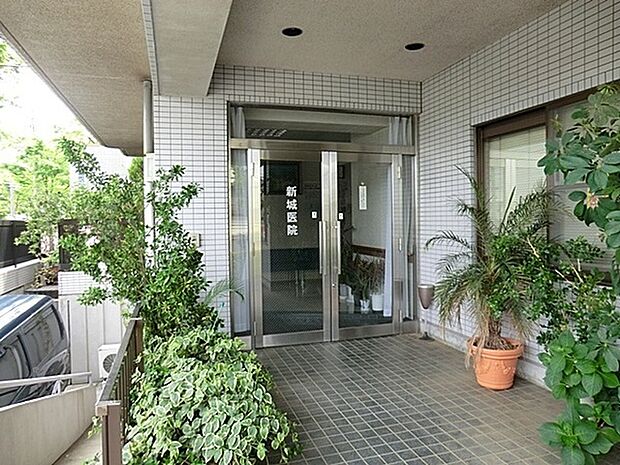 新城医院まで593m、診療科目:内科・胃腸科・外科・皮膚科・肛門科