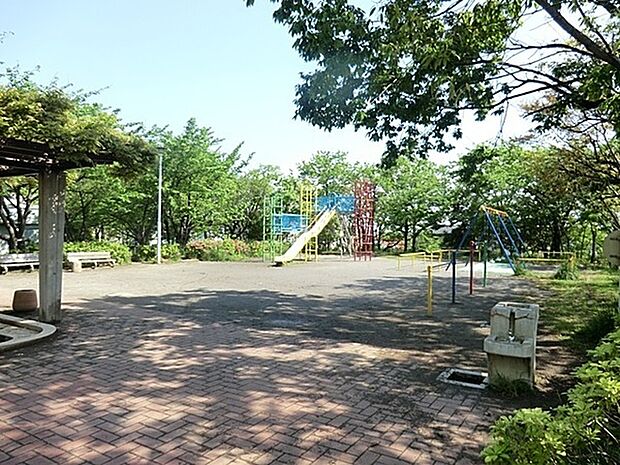 菅馬場公園まで331m、ボール遊びも可能になっている広場と、ダイナミックな複合遊具の他、遊具のゾーンに分かれています。