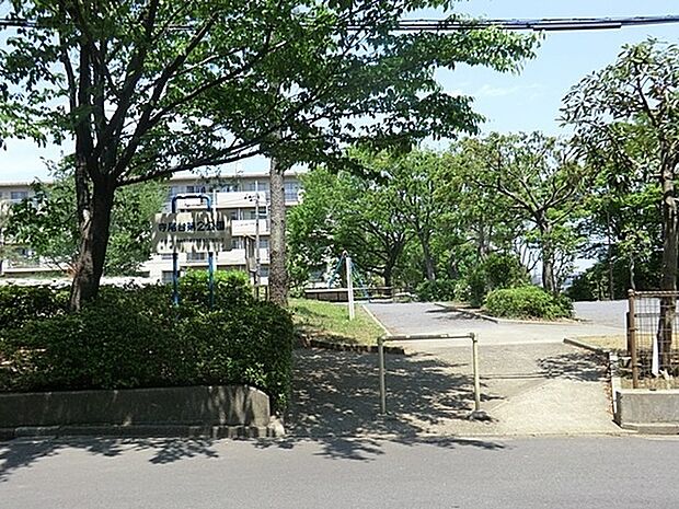 寺尾台第二公園まで1009m、子どもが走り回れる広さの公園です。明るく開けているので、日向ぼっこも気持ちいいです。