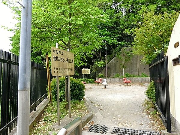 金井みはらし児童公園まで1890m、その名のとおり山の上にある見晴らしがメインの公園です。