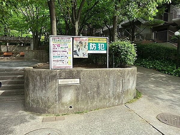 師岡仲谷戸第二公園まで1290m、環状2号に面したコンパクトな公園。ステージ状になった所にベンチがあり、行き交う車を眺められます。ちょっと休憩にもいいです