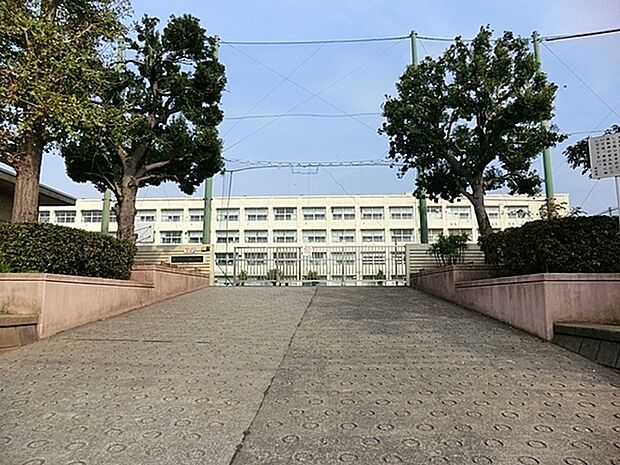 横浜市立川井小学校まで689m