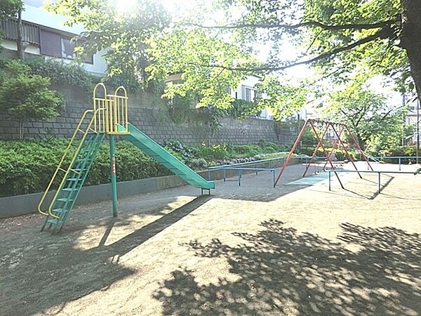 荏田第一公園まで748m、外遊びに慣れたら一人でも遊べるすべり台・鉄棒・ブランコといった遊具があります。