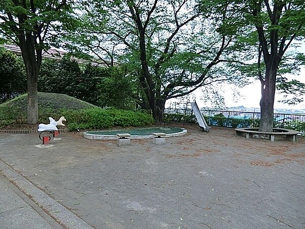 荏田第三公園まで1246m、愛和幼稚園の西の丘陵地にある緑豊かな公園です。樹木林の間に階段や坂の遊歩道が整備され、自然を楽しめるつくりになっています