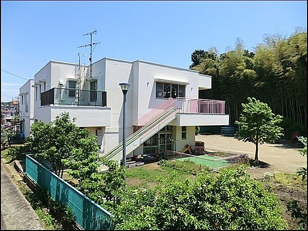 横浜市笹下南保育園まで1020m、住宅街にありながら珍しく広い庭を持ち、周辺には公園もいくつかあり、自然に恵まれた環境にあります。