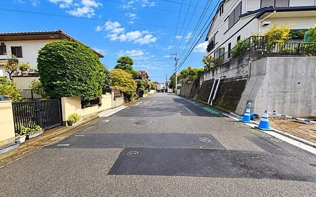 《前面道路》 ■家族みんなが落ち着ける場所。明るい空間で心も暖か、朝から爽やかな気分。寝る時も包みこまれるようにふんわりと。家にいることが心と体に優しい暖かな暮らし。