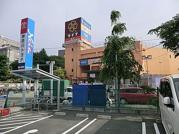 ライフコーポレーション希望が丘店まで601m、新鮮な食料品や日用品を扱っています。センター内にある他のお店と合わせれば、日常使いのものが一か所でそろいます。