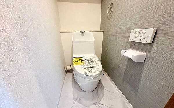 《トイレ》　清潔感のある落ち着いたトイレ。
