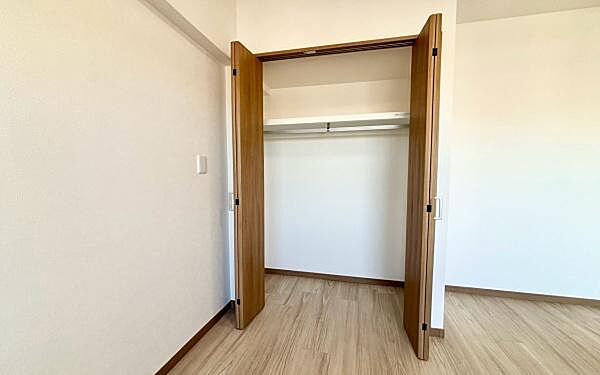《収納》　室内をいつもすっきり保てる、収納力のあるクローゼット。ハンガーパイプと棚板で衣類の整理整頓がしやすく、日々の暮らしをスマートにサポート。