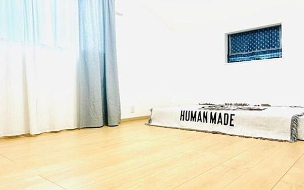 《寝室》　■朝から日差しいっぱい、早起きしたくなる主寝室。ベッドを置いてもゆとりを感じられる。窓からの朝日が心地よい目覚めへと誘います。ゆとりある広さを確保し、心地よいプライベートタイムを演出します。