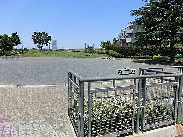 唐沢公園まで132m、複合遊具はお子様におすすめ。ランドマークタワー、マリンタワーやベイブリッジが一望できる夜景もきれいな公園です。
