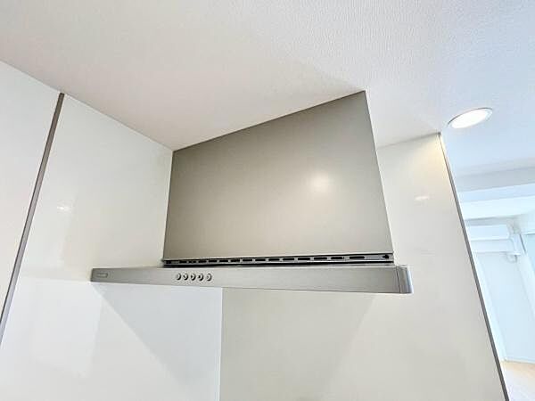 《システムキッチン・レンジフード》■スタイリッシュでお手入れしやすい、スリムタイプのレンジフードを採用。