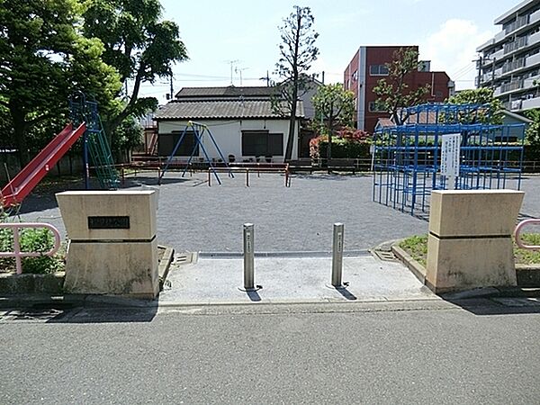 松見北公園まで589m、ブランコ、滑り台、ジャングルジムなどの遊具があります。