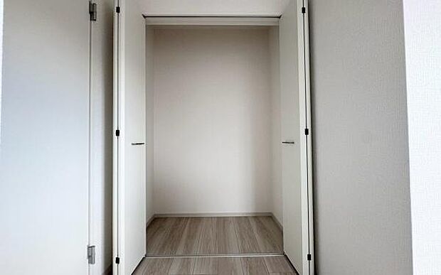 《ウォークインクローゼット》 ■大容量の収納をご用意。洋服やバックなどの収納にも重宝します。