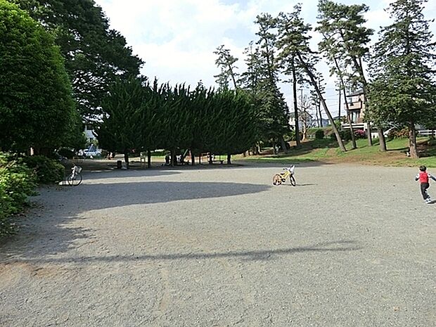 つきみ野5号公園まで1108m、公園の設備にはトイレ、水飲み・手洗い場があります。遊び場には砂場、ブランコすべり台鉄棒があります。
