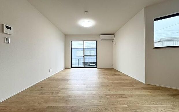《リビングダイニング》　ご家族皆さまの会話が弾む憩いの空間として、日々の生活にぬくもりを与えてくれます